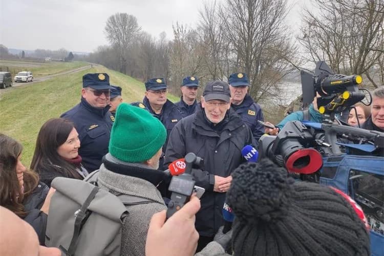 Ministar Božinović obišao državnu granicu PU brodsko-posavske: Ova i ovakva policija je, siguran sam, jedna od najučinkovitijih i najučinkovitijih u cijeloj Europskoj uniji