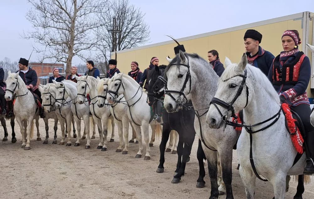 126 konjanika - pokladnih jahača započelo sezonu pokladnih jahanja