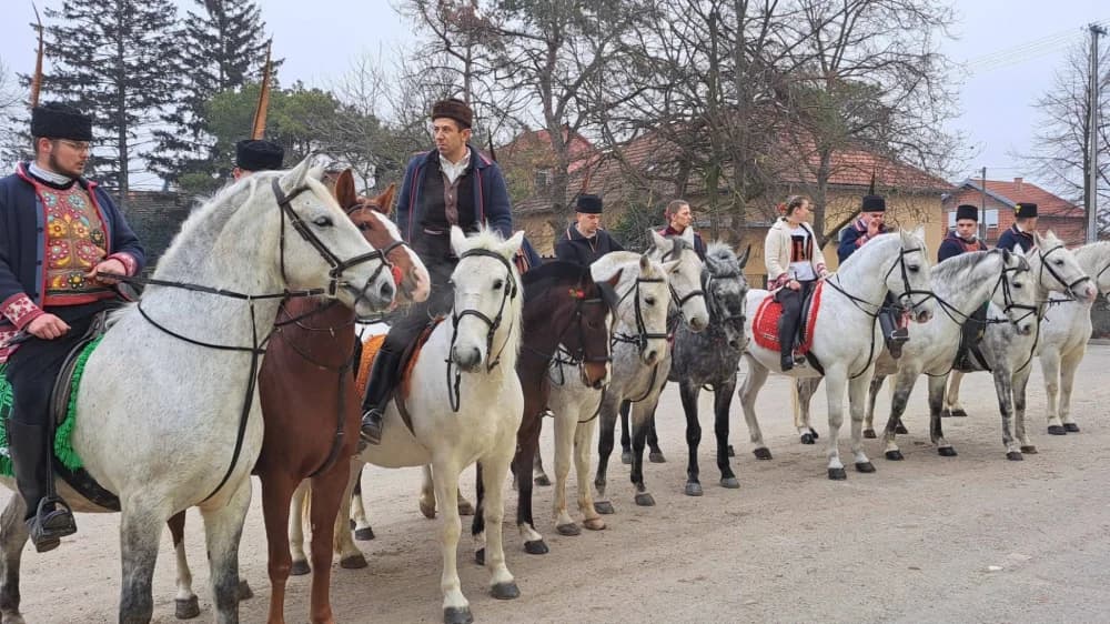 126 konjanika - pokladnih jahača započelo sezonu pokladnih jahanja