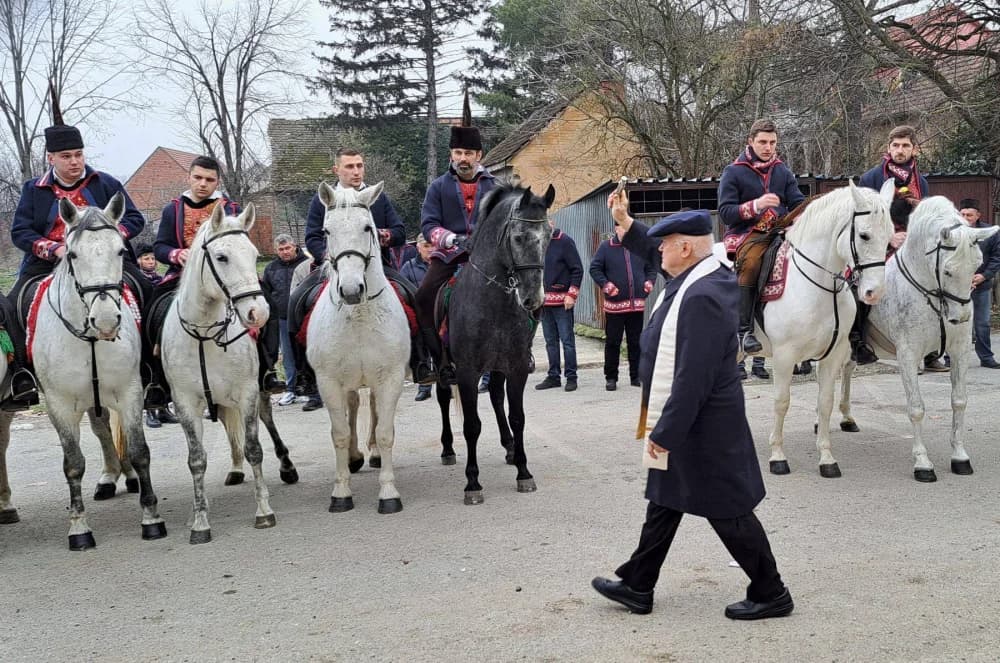 126 konjanika - pokladnih jahača započelo sezonu pokladnih jahanja