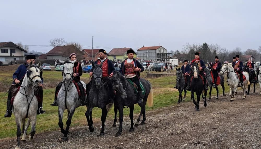 126 konjanika - pokladnih jahača započelo sezonu pokladnih jahanja