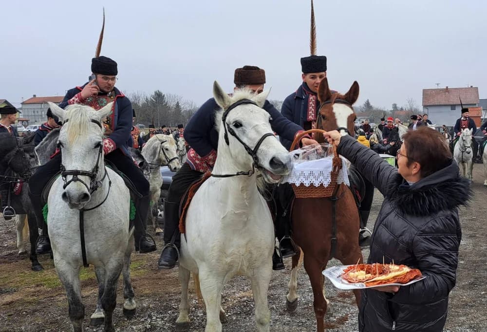 126 konjanika - pokladnih jahača započelo sezonu pokladnih jahanja