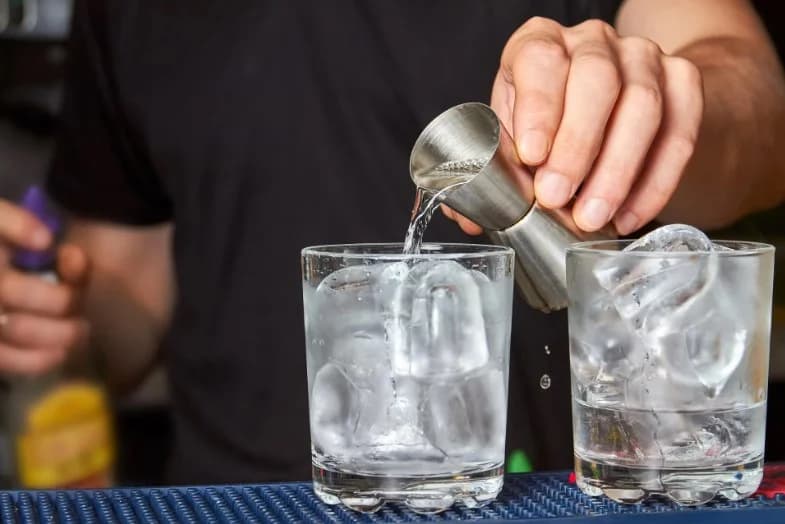 Znate li koja alkoholna pića najviše debljaju? Prvo na listi ima čak 620 kalorija, a na vrhu je i jedna vrsta vina