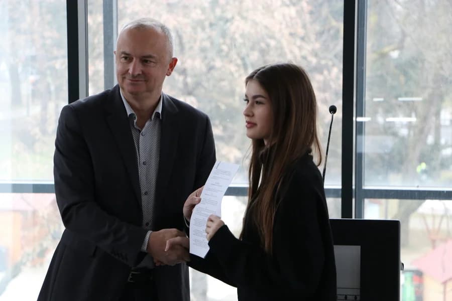 GRAD NOVA GRADIŠKA – potpisani ugovori o stipendiranju učenika i studenata