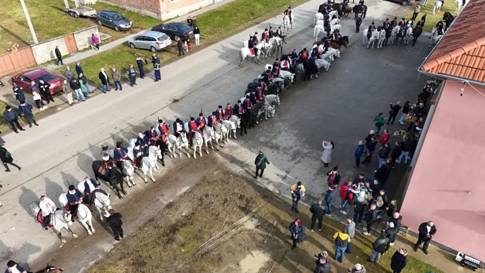 (VELIKA FOTOGALERIJA) Više od 90 jahača na 4. Pokladnom jahanju kroz sela Zbjeg i Šumeće na području općine Bebrina