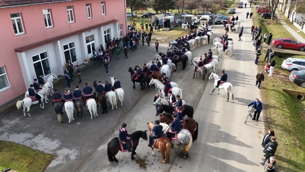 (VELIKA FOTOGALERIJA) Više od 90 jahača na 4. Pokladnom jahanju kroz sela Zbjeg i Šumeće na području općine Bebrina