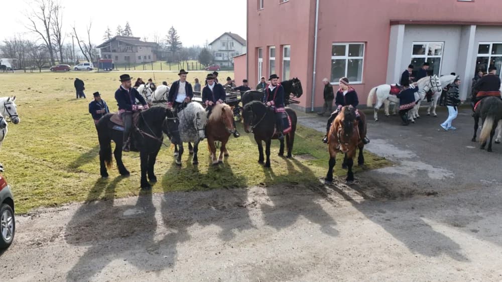 (VELIKA FOTOGALERIJA) Više od 90 jahača na 4. Pokladnom jahanju kroz sela Zbjeg i Šumeće na području općine Bebrina