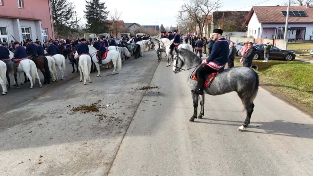 (VELIKA FOTOGALERIJA) Više od 90 jahača na 4. Pokladnom jahanju kroz sela Zbjeg i Šumeće na području općine Bebrina