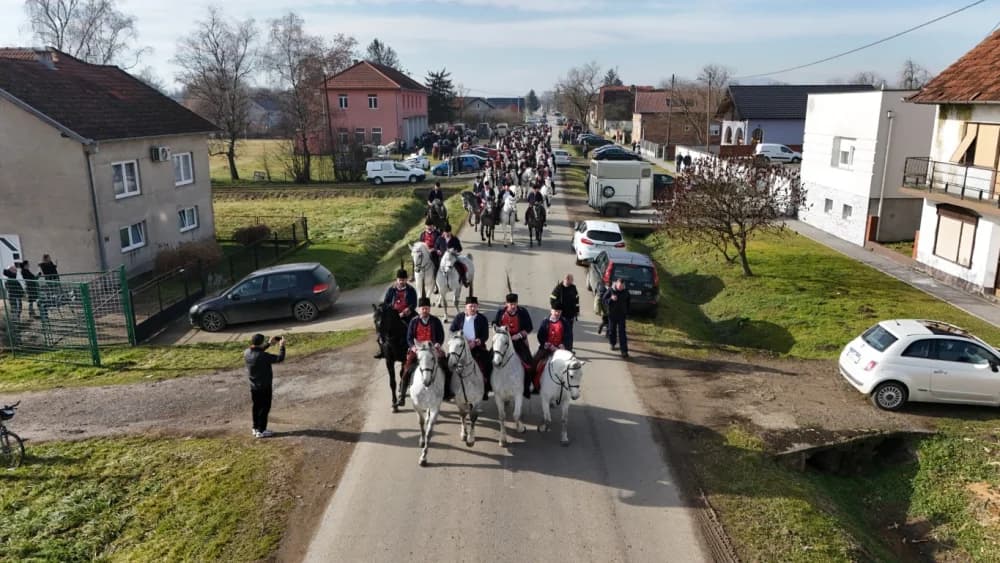(VELIKA FOTOGALERIJA) Više od 90 jahača na 4. Pokladnom jahanju kroz sela Zbjeg i Šumeće na području općine Bebrina
