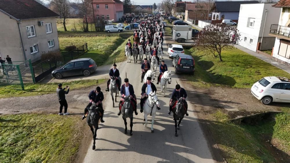 (VELIKA FOTOGALERIJA) Više od 90 jahača na 4. Pokladnom jahanju kroz sela Zbjeg i Šumeće na području općine Bebrina