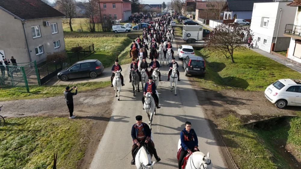 (VELIKA FOTOGALERIJA) Više od 90 jahača na 4. Pokladnom jahanju kroz sela Zbjeg i Šumeće na području općine Bebrina