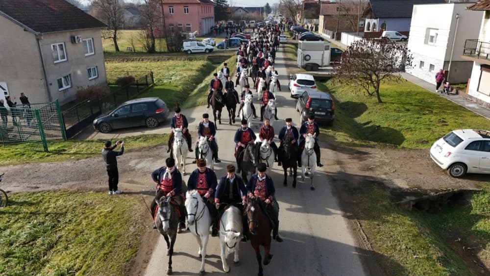 (VELIKA FOTOGALERIJA) Više od 90 jahača na 4. Pokladnom jahanju kroz sela Zbjeg i Šumeće na području općine Bebrina