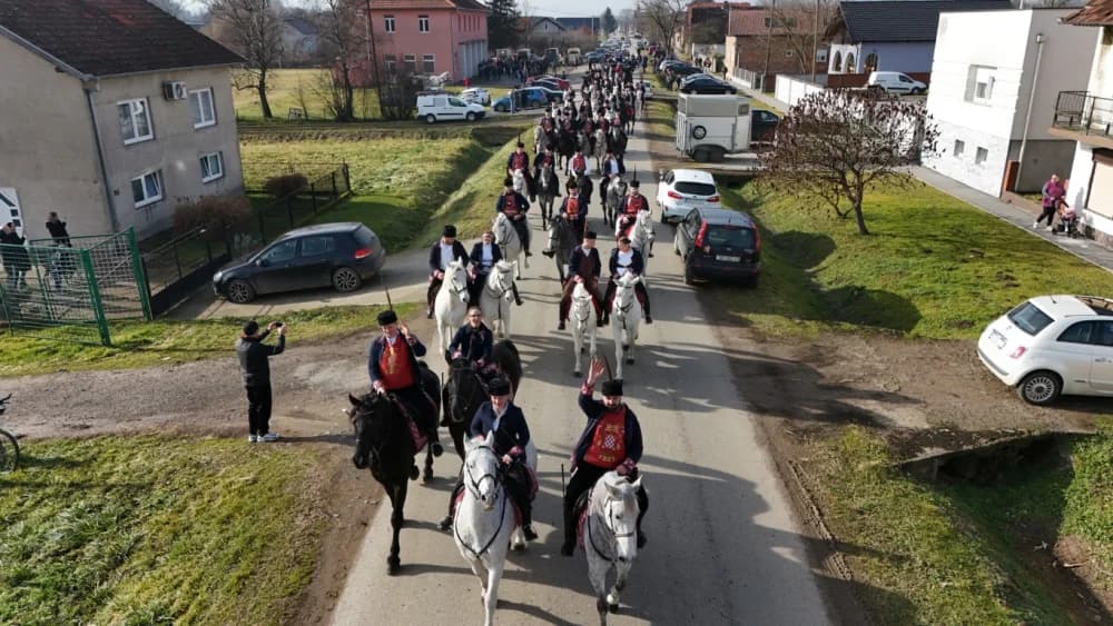 (VELIKA FOTOGALERIJA) Više od 90 jahača na 4. Pokladnom jahanju kroz sela Zbjeg i Šumeće na području općine Bebrina