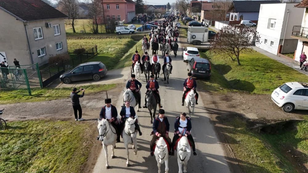 (VELIKA FOTOGALERIJA) Više od 90 jahača na 4. Pokladnom jahanju kroz sela Zbjeg i Šumeće na području općine Bebrina