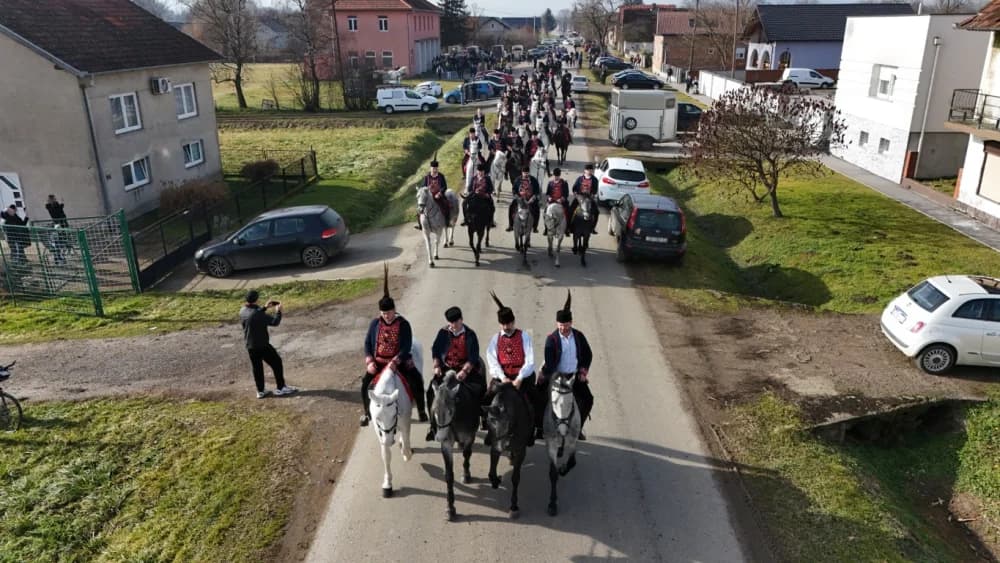 (VELIKA FOTOGALERIJA) Više od 90 jahača na 4. Pokladnom jahanju kroz sela Zbjeg i Šumeće na području općine Bebrina