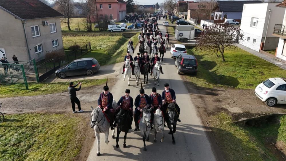 (VELIKA FOTOGALERIJA) Više od 90 jahača na 4. Pokladnom jahanju kroz sela Zbjeg i Šumeće na području općine Bebrina