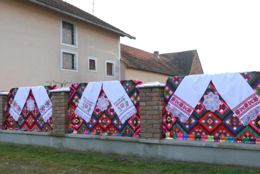 (VELIKA FOTOGALERIJA) Više od 90 jahača na 4. Pokladnom jahanju kroz sela Zbjeg i Šumeće na području općine Bebrina