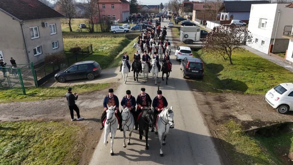 (VELIKA FOTOGALERIJA) Više od 90 jahača na 4. Pokladnom jahanju kroz sela Zbjeg i Šumeće na području općine Bebrina