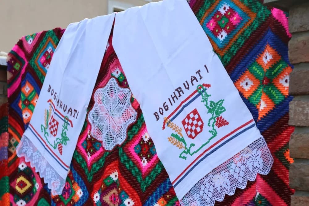 (VELIKA FOTOGALERIJA) Više od 90 jahača na 4. Pokladnom jahanju kroz sela Zbjeg i Šumeće na području općine Bebrina