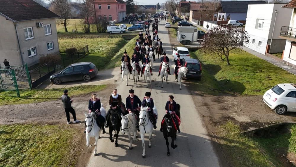 (VELIKA FOTOGALERIJA) Više od 90 jahača na 4. Pokladnom jahanju kroz sela Zbjeg i Šumeće na području općine Bebrina