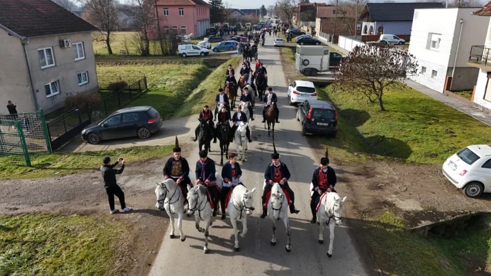 (VELIKA FOTOGALERIJA) Više od 90 jahača na 4. Pokladnom jahanju kroz sela Zbjeg i Šumeće na području općine Bebrina