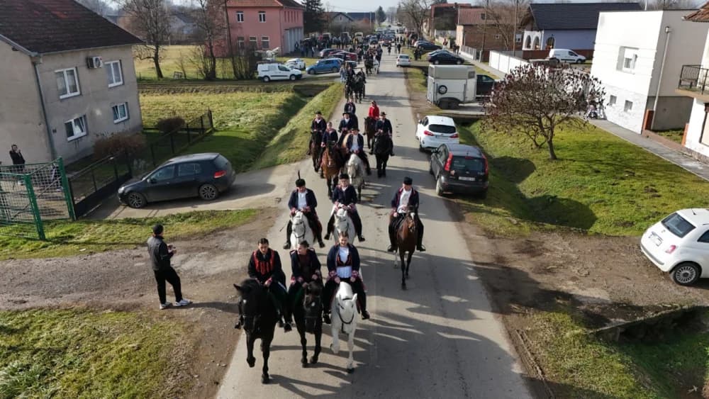 (VELIKA FOTOGALERIJA) Više od 90 jahača na 4. Pokladnom jahanju kroz sela Zbjeg i Šumeće na području općine Bebrina