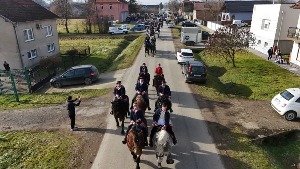 (VELIKA FOTOGALERIJA) Više od 90 jahača na 4. Pokladnom jahanju kroz sela Zbjeg i Šumeće na području općine Bebrina