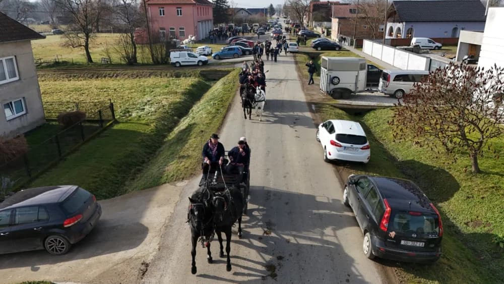 (VELIKA FOTOGALERIJA) Više od 90 jahača na 4. Pokladnom jahanju kroz sela Zbjeg i Šumeće na području općine Bebrina