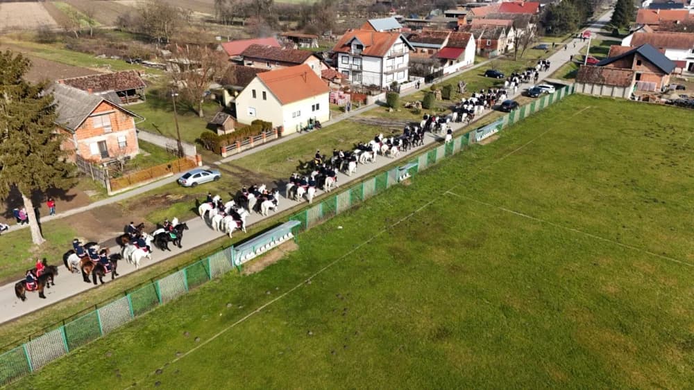 (VELIKA FOTOGALERIJA) Više od 90 jahača na 4. Pokladnom jahanju kroz sela Zbjeg i Šumeće na području općine Bebrina