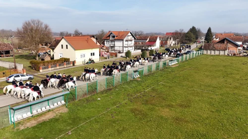 (VELIKA FOTOGALERIJA) Više od 90 jahača na 4. Pokladnom jahanju kroz sela Zbjeg i Šumeće na području općine Bebrina