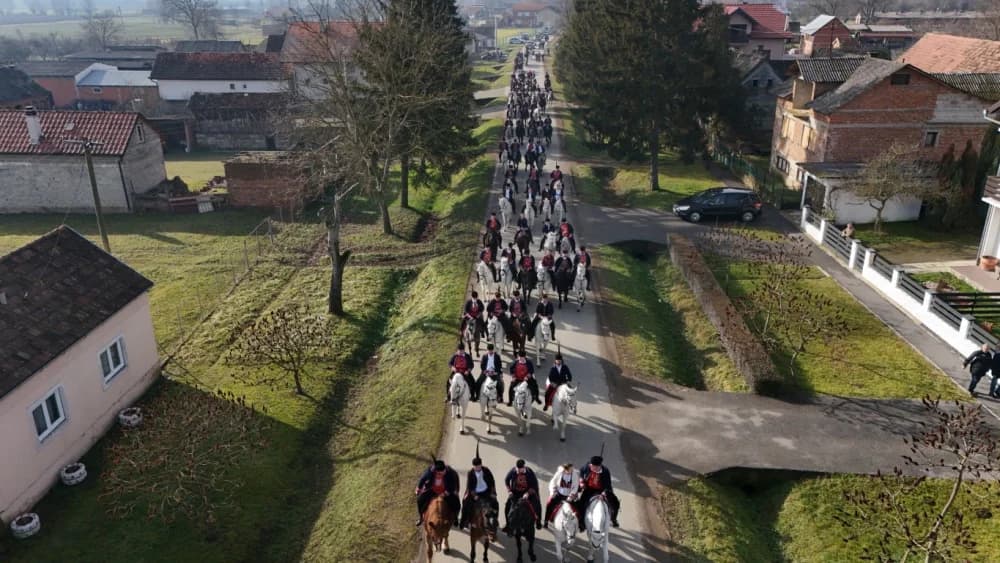 (VELIKA FOTOGALERIJA) Više od 90 jahača na 4. Pokladnom jahanju kroz sela Zbjeg i Šumeće na području općine Bebrina