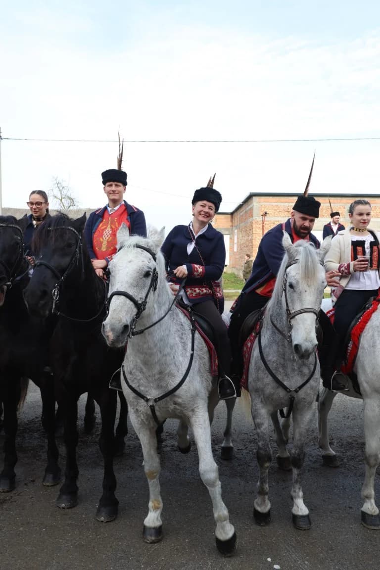 (VELIKA FOTOGALERIJA) Više od 90 jahača na 4. Pokladnom jahanju kroz sela Zbjeg i Šumeće na području općine Bebrina