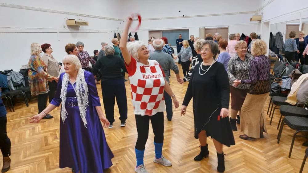 POGLEDAJTE FOTKE: Održan još jedan ples umirovljenika u Sl. Brodu