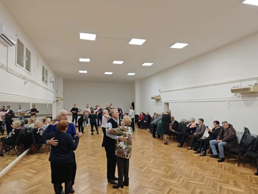 POGLEDAJTE FOTKE: Održan još jedan ples umirovljenika u Sl. Brodu