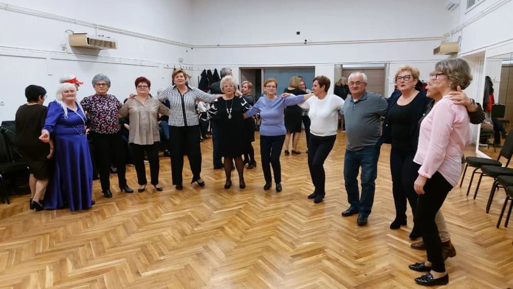 POGLEDAJTE FOTKE: Održan još jedan ples umirovljenika u Sl. Brodu