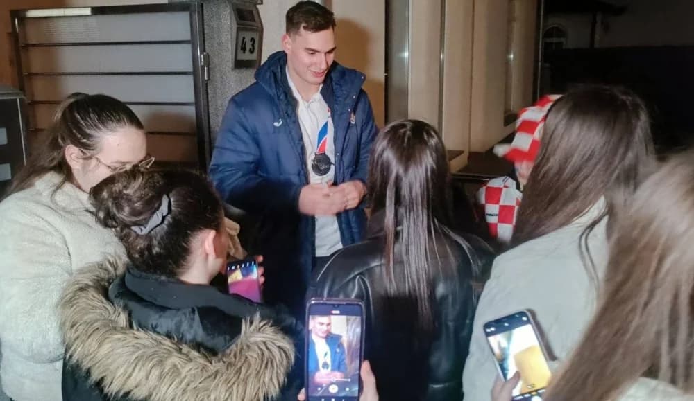 DOČEK JOSIPA ŠIMIĆA U RODNOM MJESTU ZA PAMĆENJE - Ovako su mještani Kruševice dočekali svog svjetskog viceprvaka!
