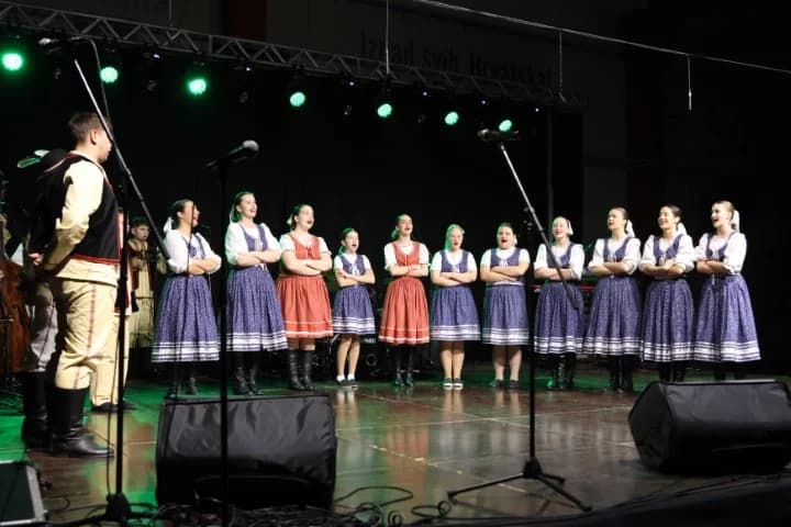 Uz Maju Šuput u Sibinju nastupilo više KUD-ova u prigodi obilježavanja Dana općine i Dana Osnovne škole Sibinjskih žrtava