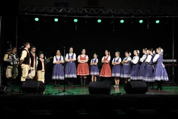 Uz Maju Šuput u Sibinju nastupilo više KUD-ova u prigodi obilježavanja Dana općine i Dana Osnovne škole Sibinjskih žrtava