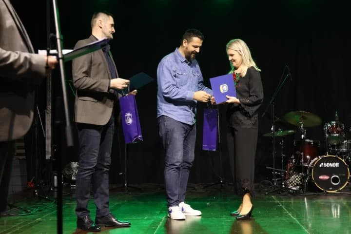 Uz Maju Šuput u Sibinju nastupilo više KUD-ova u prigodi obilježavanja Dana općine i Dana Osnovne škole Sibinjskih žrtava