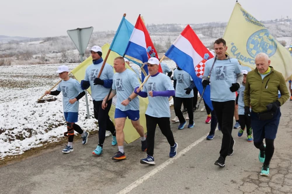 Trkači od najmlađih do najstarijih generacija sudjelovali na 11. polumaratonu “Putevima sibinjskih žrtava” okupio