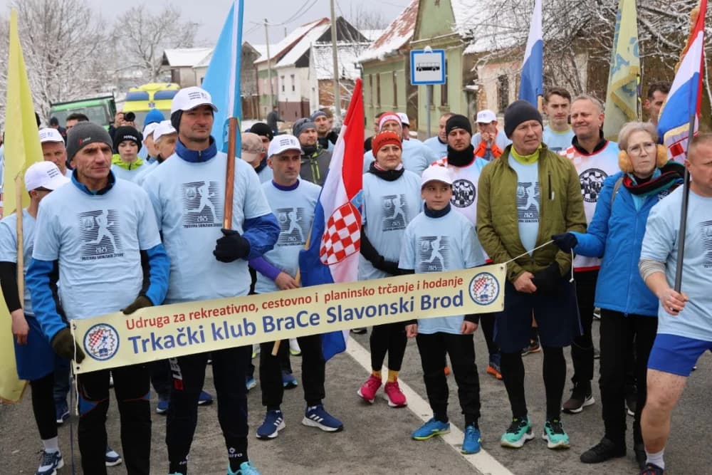 Trkači od najmlađih do najstarijih generacija sudjelovali na 11. polumaratonu “Putevima sibinjskih žrtava” okupio