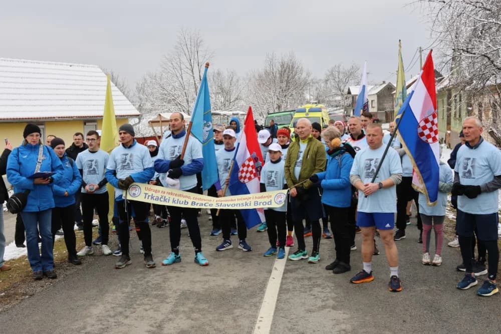 Trkači od najmlađih do najstarijih generacija sudjelovali na 11. polumaratonu “Putevima sibinjskih žrtava” okupio