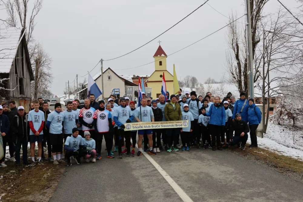 Trkači od najmlađih do najstarijih generacija sudjelovali na 11. polumaratonu “Putevima sibinjskih žrtava” okupio