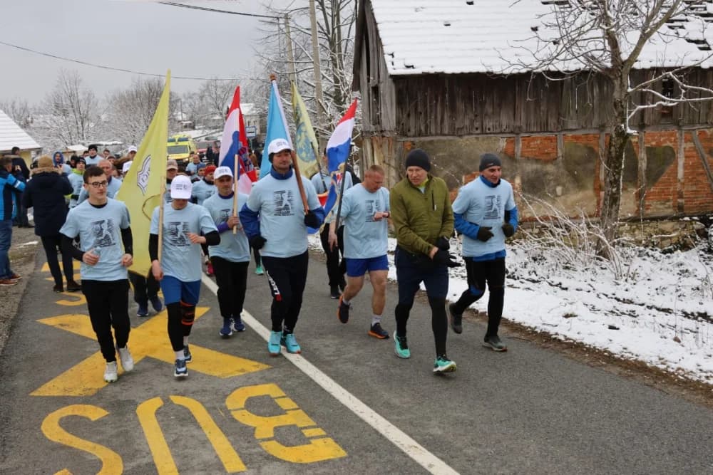 Trkači od najmlađih do najstarijih generacija sudjelovali na 11. polumaratonu “Putevima sibinjskih žrtava” okupio