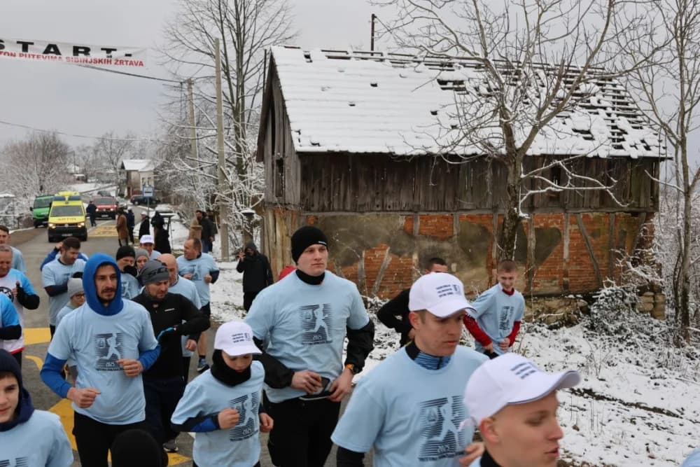 Trkači od najmlađih do najstarijih generacija sudjelovali na 11. polumaratonu “Putevima sibinjskih žrtava” okupio