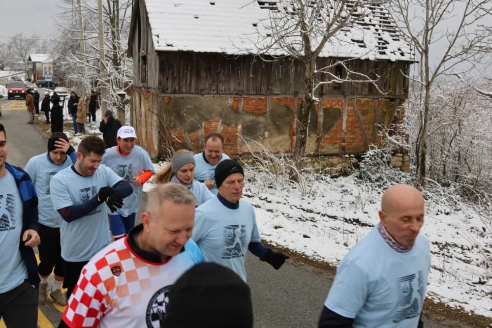 Trkači od najmlađih do najstarijih generacija sudjelovali na 11. polumaratonu “Putevima sibinjskih žrtava” okupio