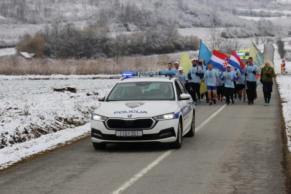 Trkači od najmlađih do najstarijih generacija sudjelovali na 11. polumaratonu “Putevima sibinjskih žrtava” okupio
