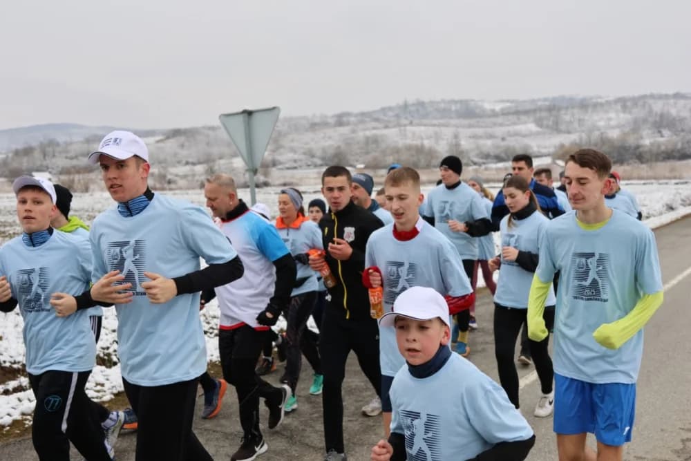 Trkači od najmlađih do najstarijih generacija sudjelovali na 11. polumaratonu “Putevima sibinjskih žrtava” okupio