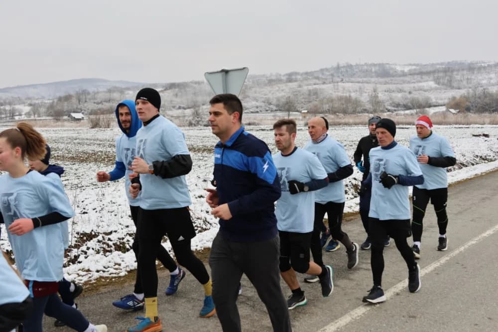 Trkači od najmlađih do najstarijih generacija sudjelovali na 11. polumaratonu “Putevima sibinjskih žrtava” okupio