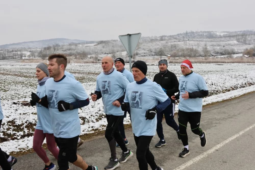 Trkači od najmlađih do najstarijih generacija sudjelovali na 11. polumaratonu “Putevima sibinjskih žrtava” okupio